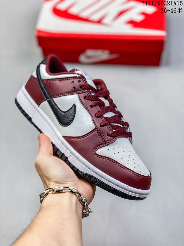 真标带半码耐克nike Sb Zoom Dunk Low 板鞋 系列经典百搭休闲运动板鞋 鞋舌的填充，使舒适性大大提升，同时也更方便穿脱中底部分则加入了脚感柔软
