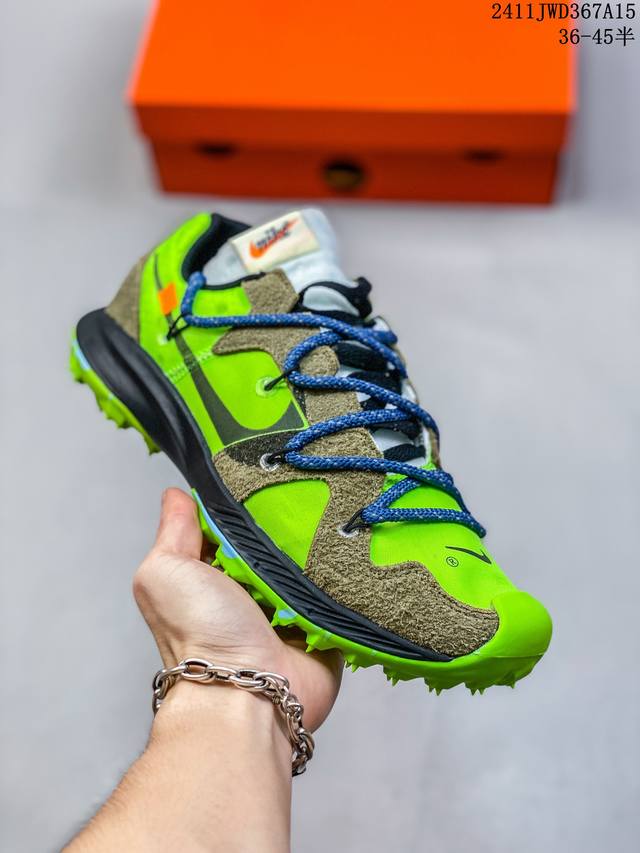 Off-White X Nike Air Zoom Terra Kiger 5联名款 钉鞋 潮流户外运动低帮越野跑步鞋 以田径跑鞋为蓝本，软钉外底是最大的亮点。