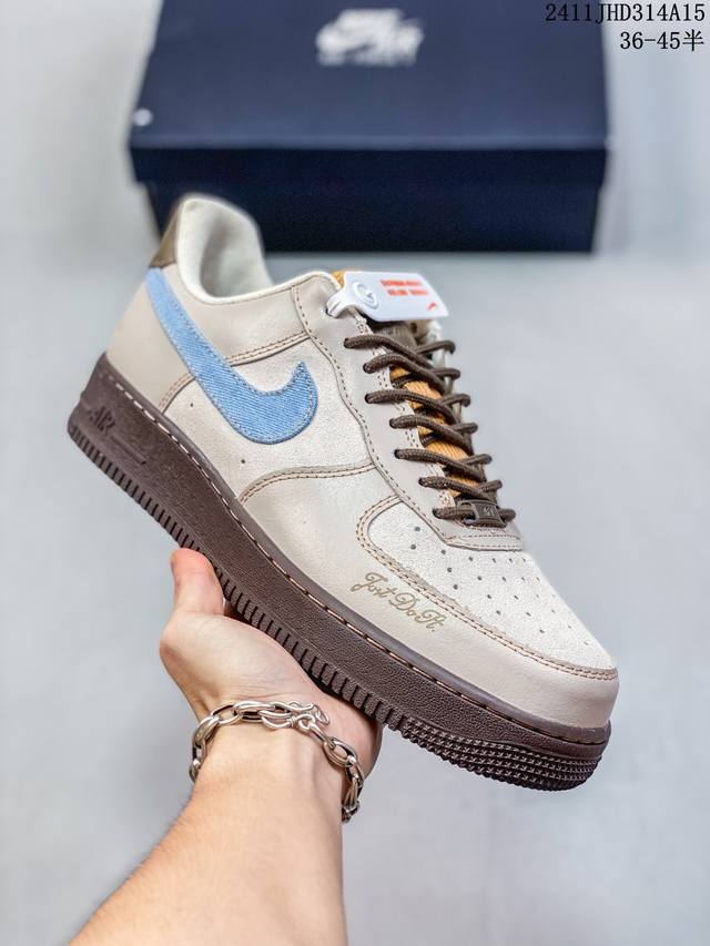 真标带半码耐克nike Air Force 7 空军一号低帮百搭休闲运动板鞋。柔软、弹性十足的缓震性能和出色的中底设计，横跨复古与现代的外型结合，造就出风靡全球