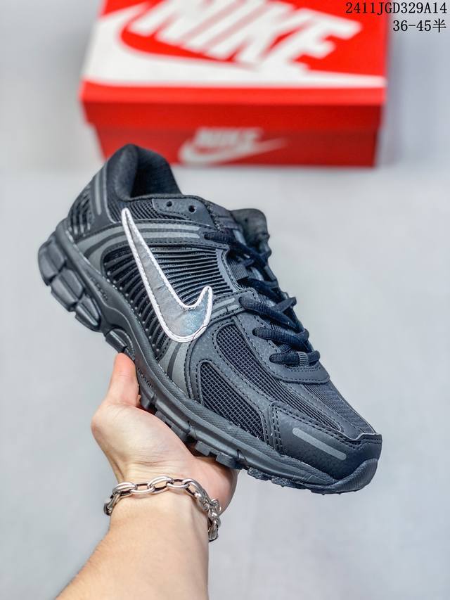 Nike 耐克 男女鞋采用环保纤维革饰片组合网眼布鞋面材质，耐弯折热塑框架支撑鞋身，中底搭载eva轻量缓震复古气质十足全新耐克nike Zoom Vomero