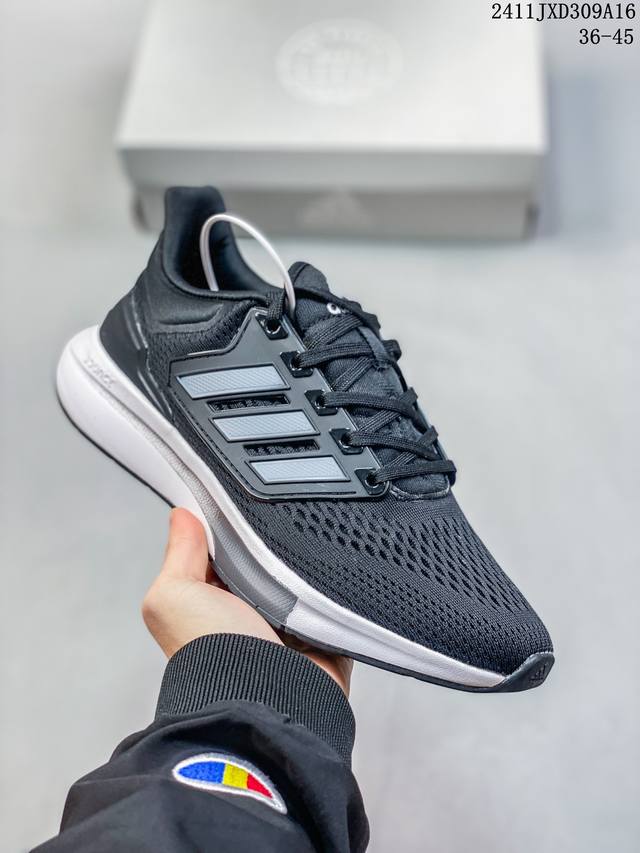 阿迪达斯adidas X_Plrphase 轻量跑鞋 外底延续 Boost 系列鞋款经典的镂空设计，为了加强中底抗扭刚性，Adidas 在两层 Boost 之间
