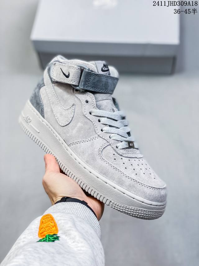 真标带半码耐克nike Air Force 7 空军一号低帮百搭休闲运动板鞋。柔软、弹性十足的缓震性能和出色的中底设计，横跨复古与现代的外型结合，造就出风靡全球