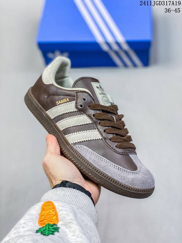 阿迪达斯 Adidas Originals Gazelle Indoor 复古三叶草防滑透明橡胶板鞋经典运动鞋。这款经典鞋,忠于原版设计,缀撞色三条纹和鞋跟饰片