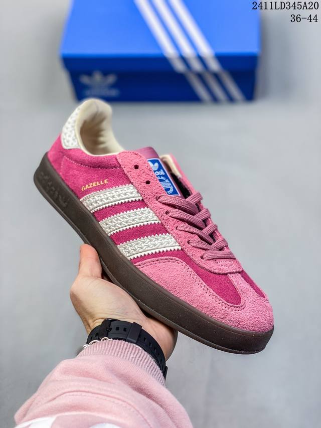 真标 阿迪达斯 Adidas 中性三叶草gazelle系列休闲鞋男女经典运动鞋 德训鞋。鞋身柔软皮革材质和简单百搭的特点，让 Gazelle 一直活跃在街头。T