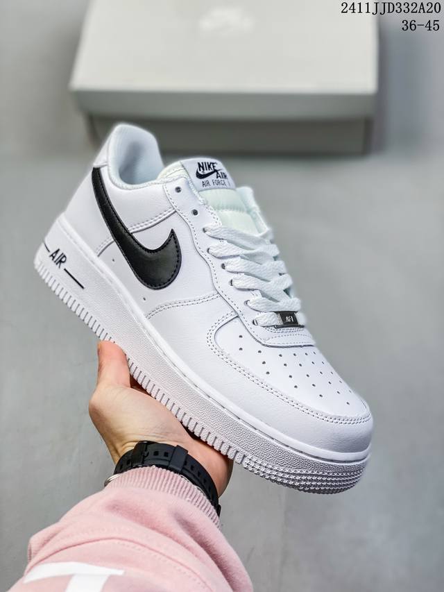 真标带半码耐克nike Air Force 7 空军一号低帮百搭休闲运动板鞋。柔软、弹性十足的缓震性能和出色的中底设计，横跨复古与现代的外型结合，造就出风靡全球