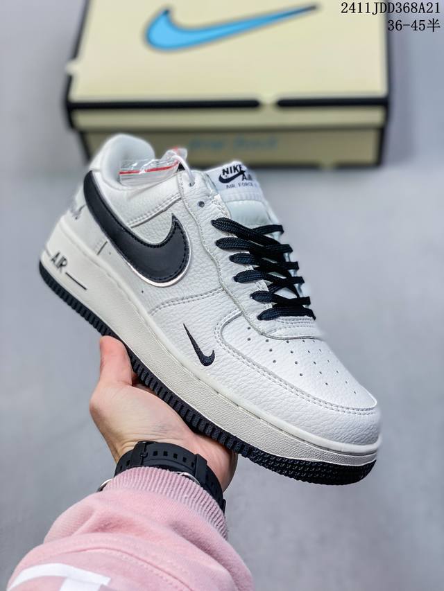 福利特价带半码耐克nike Air Force 7 空军一号低帮百搭休闲运动板鞋。柔软、弹性十足的缓震性能和出色的中底设计，横跨复古与现代的外型结合，造就出风靡