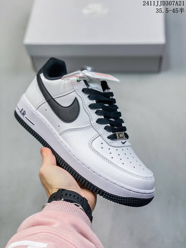 真标带半码耐克nike Air Force 7 空军一号低帮百搭休闲运动板鞋。柔软、弹性十足的缓震性能和出色的中底设计，横跨复古与现代的外型结合，造就出风靡全球