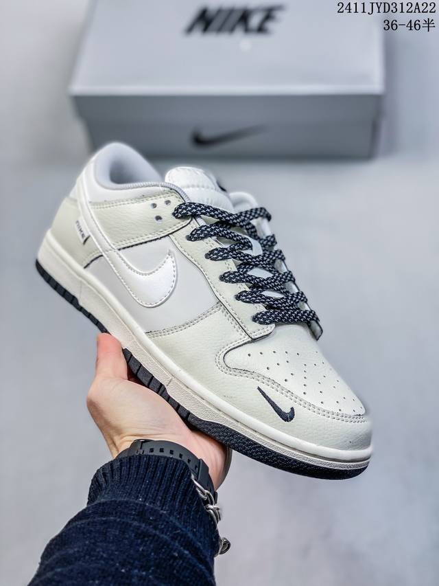 公司级带半码耐克nike Sb Zoom Dunk Low 板鞋 系列经典百搭休闲运动板鞋 鞋舌的填充，使舒适性大大提升，同时也更方便穿脱中底部分则加入了脚感柔