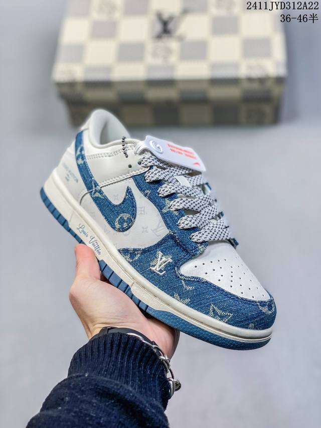 公司级带半码耐克nike Sb Zoom Dunk Low 板鞋 系列经典百搭休闲运动板鞋 鞋舌的填充，使舒适性大大提升，同时也更方便穿脱中底部分则加入了脚感柔