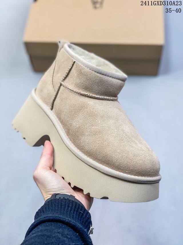 Ugg 雪地靴 女鞋广东原产，采用tpu模压鞋面内嵌人造卷曲羊毛，鞋面具有防水功能，选用7毫米uggpure 植入式羊毛里衬与可拆卸的uggpure 植入式羊毛