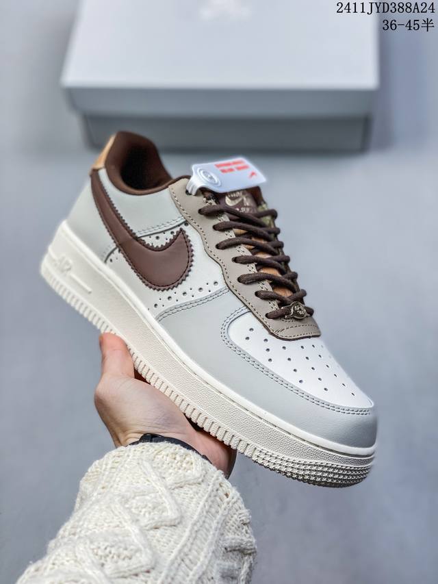 公司级带半码耐克nike Air Force 7 空军一号低帮百搭休闲运动板鞋。柔软、弹性十足的缓震性能和出色的中底设计，横跨复古与现代的外型结合，造就出风靡全