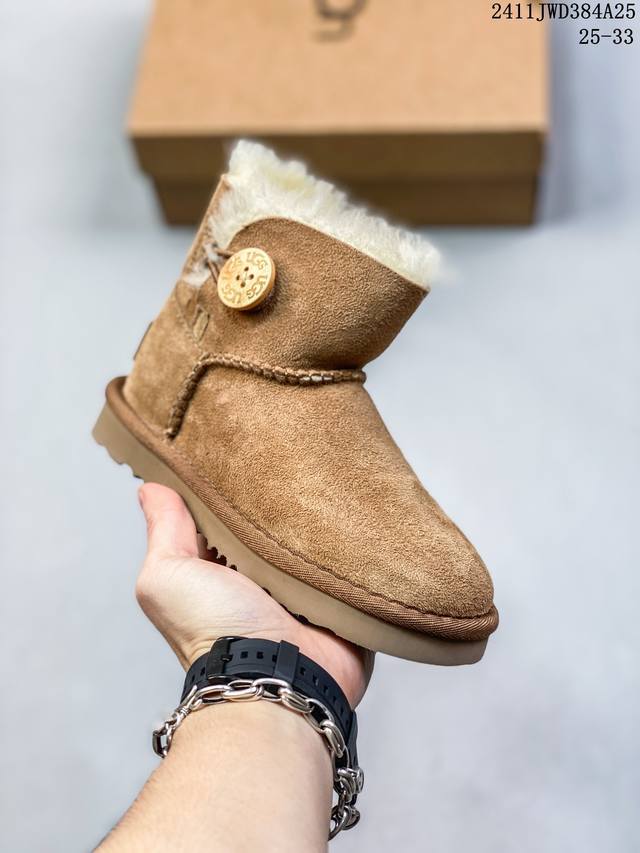Ugg 厚底 小红书爆款 羊绒鞋垫 冬季保暖外出 家居都是很适合的选择 进年uug推出款式系列 局部偏向年轻消费者喜好 也走到时尚潮流穿搭的前沿 鞋身材质ugg