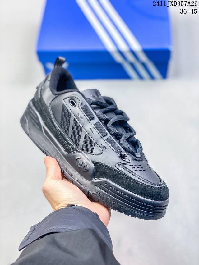 爆款补出 阿迪达斯 Adidas Originals Adi2000 'Cny' 经典运动板鞋 以 00 年代早期球场风鞋款为蓝本，造型醒目，旨在伴你踏上新旅程