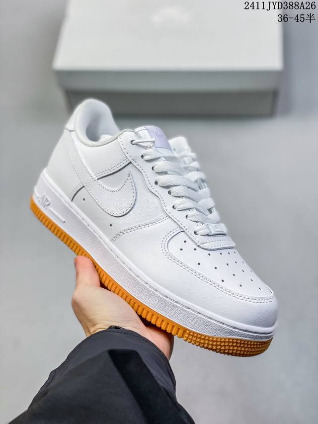 公司级带半码耐克nike Air Force 7 空军一号低帮百搭休闲运动板鞋。柔软、弹性十足的缓震性能和出色的中底设计，横跨复古与现代的外型结合，造就出风靡全