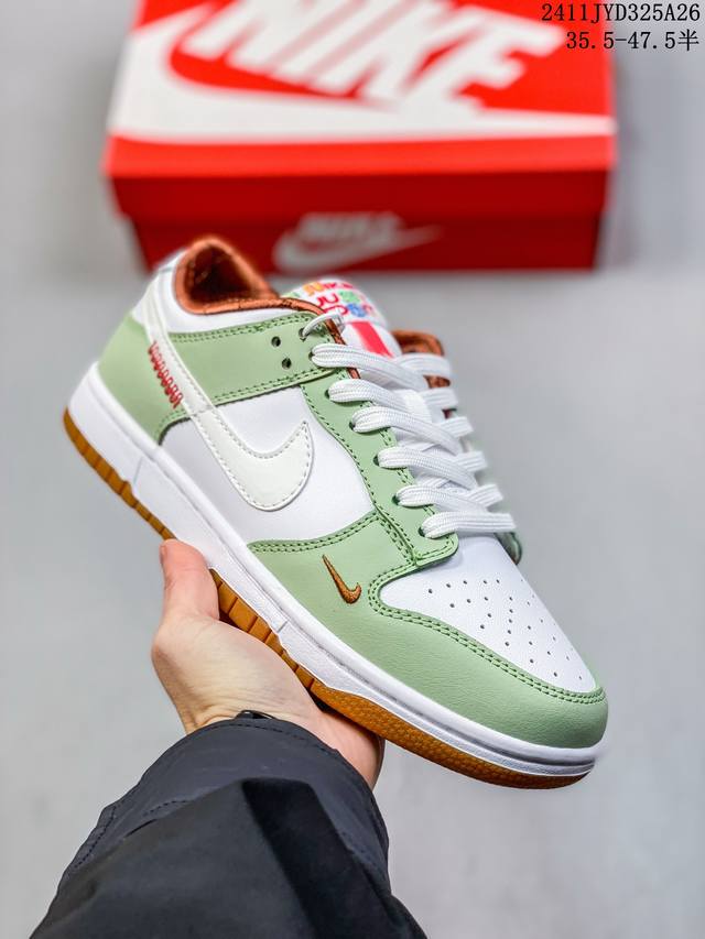 公司级带半码耐克nike Sb Zoom Dunk Low 板鞋 系列经典百搭休闲运动板鞋 鞋舌的填充，使舒适性大大提升，同时也更方便穿脱中底部分则加入了脚感柔