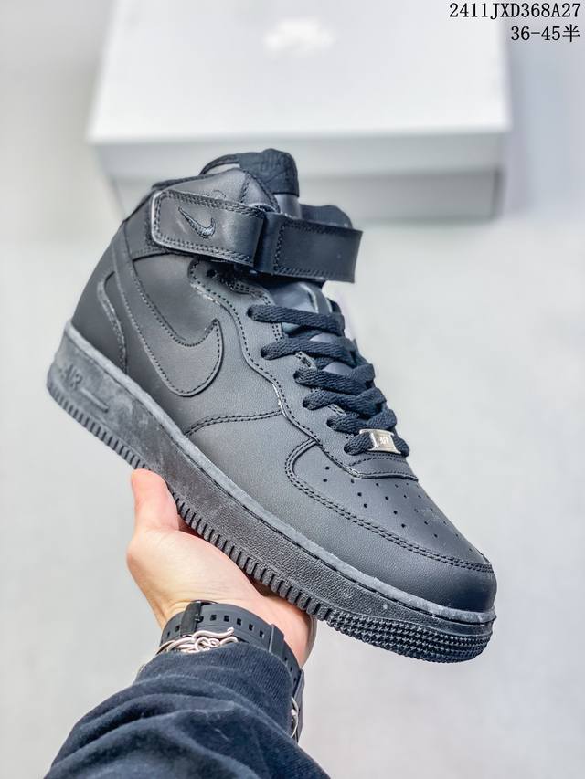 公司级带半码耐克nike Air Force 7 空军一号低帮百搭休闲运动板鞋。柔软、弹性十足的缓震性能和出色的中底设计，横跨复古与现代的外型结合，造就出风靡全