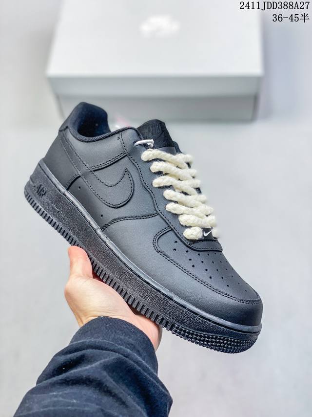 真标带半码耐克nike Air Force 7 空军一号低帮百搭休闲运动板鞋。柔软、弹性十足的缓震性能和出色的中底设计，横跨复古与现代的外型结合，造就出风靡全球