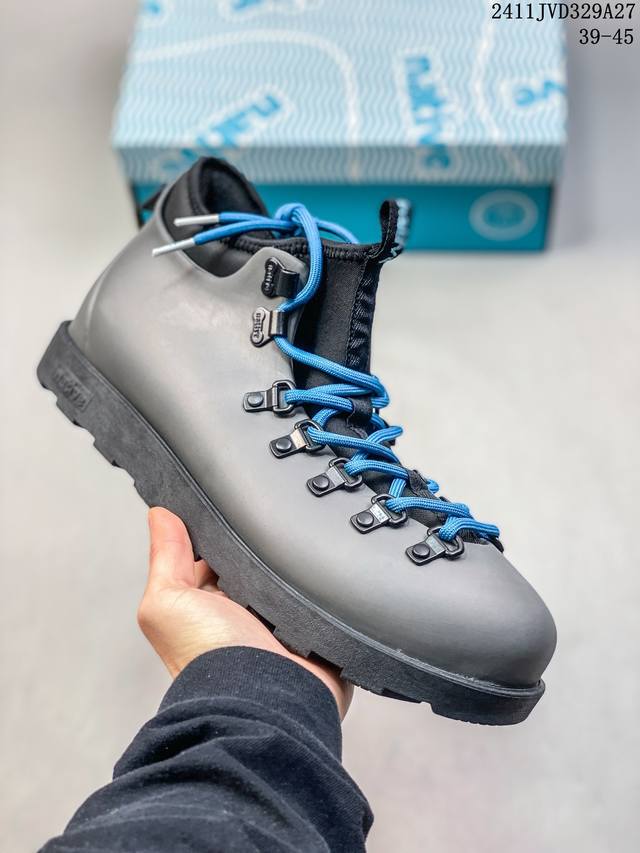 Native Fitzsimmons 3.0 欧包靴 鞋身采用环保eva材质打造，虽然看上去很沉，但实际上脚后却非常轻盈。鞋子最大的亮点在于可拆卸的袜套，清洗起