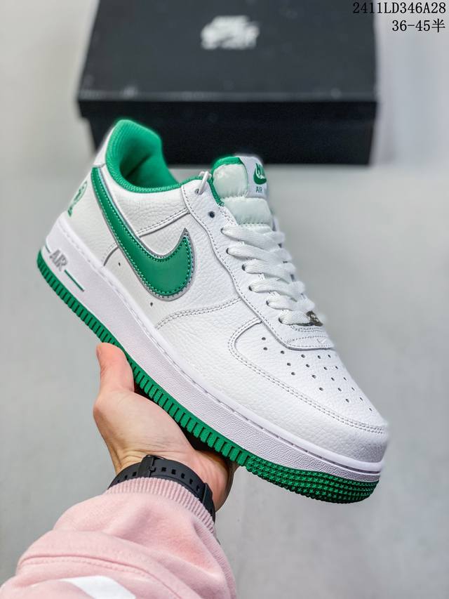 福利特价带半码耐克nike Air Force 1‘07 空军一号低帮百搭休闲运动板鞋。柔软、弹性十足的缓震性能和出色的中底设计，横跨复古与现代的外型结合，造就