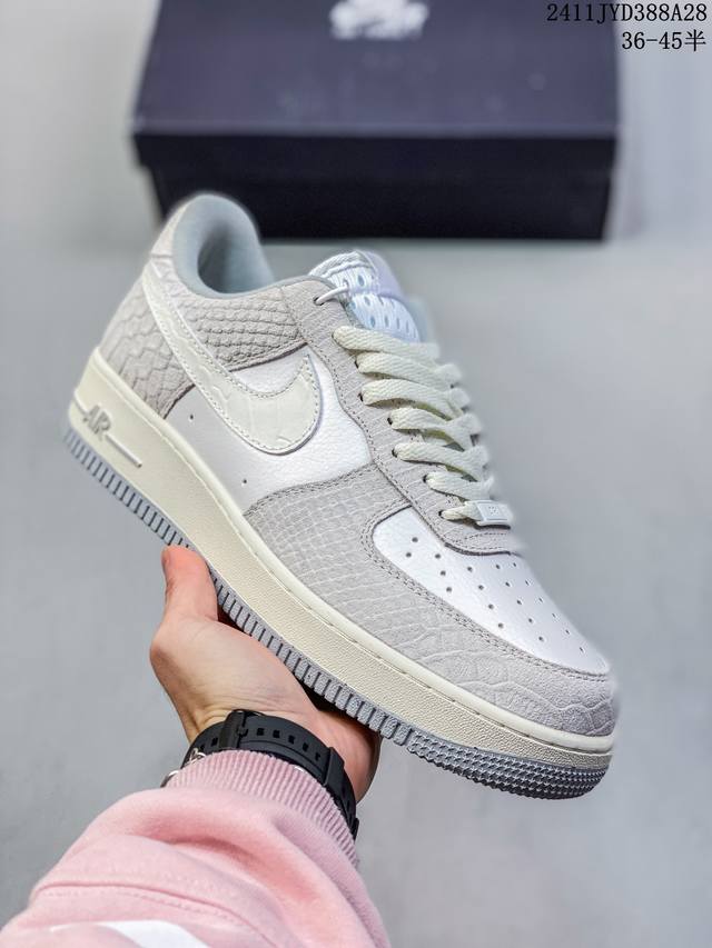 公司级带半码耐克nike Air Force 7 空军一号低帮百搭休闲运动板鞋。柔软、弹性十足的缓震性能和出色的中底设计，横跨复古与现代的外型结合，造就出风靡全