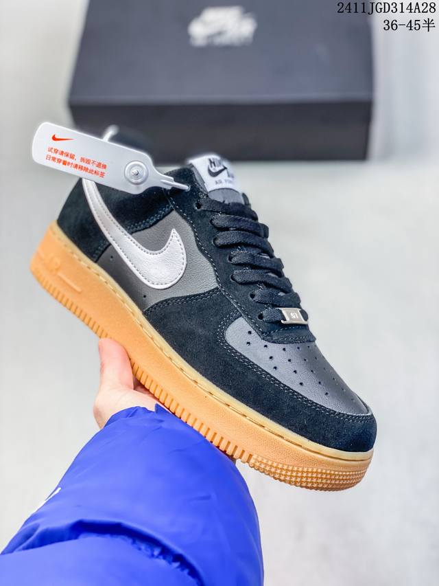 公司级带半码耐克nike Air Force 7 空军一号低帮百搭休闲运动板鞋。柔软、弹性十足的缓震性能和出色的中底设计，横跨复古与现代的外型结合，造就出风靡全