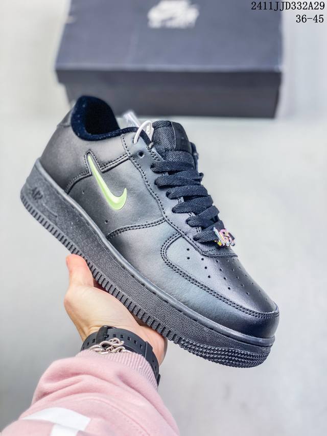耐克 Nike Air Force 1 ’07 空军一号低帮百搭休闲运动板鞋。柔软、弹性十足的缓震性能和出色的中底设计，横跨复古与现代的外型结合，造就出风靡全球