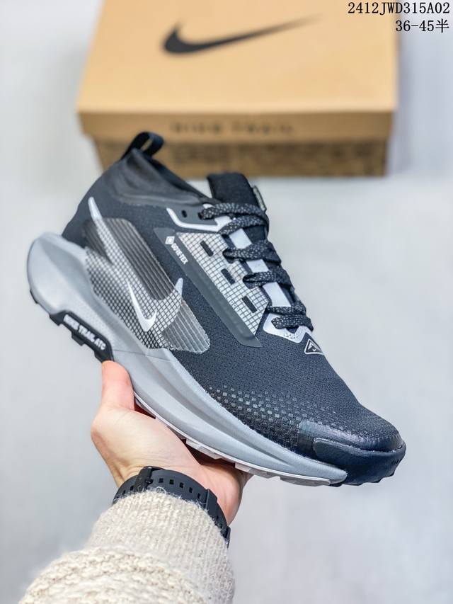 Nike 耐克 升级原楦开发纸版楦型，采用flywire飞线与鞋带相结合鞋面材质，全掌reactx 泡绵科技中底，外置防滑耐磨锯齿橡胶大底没啥，就是太酷了！全新