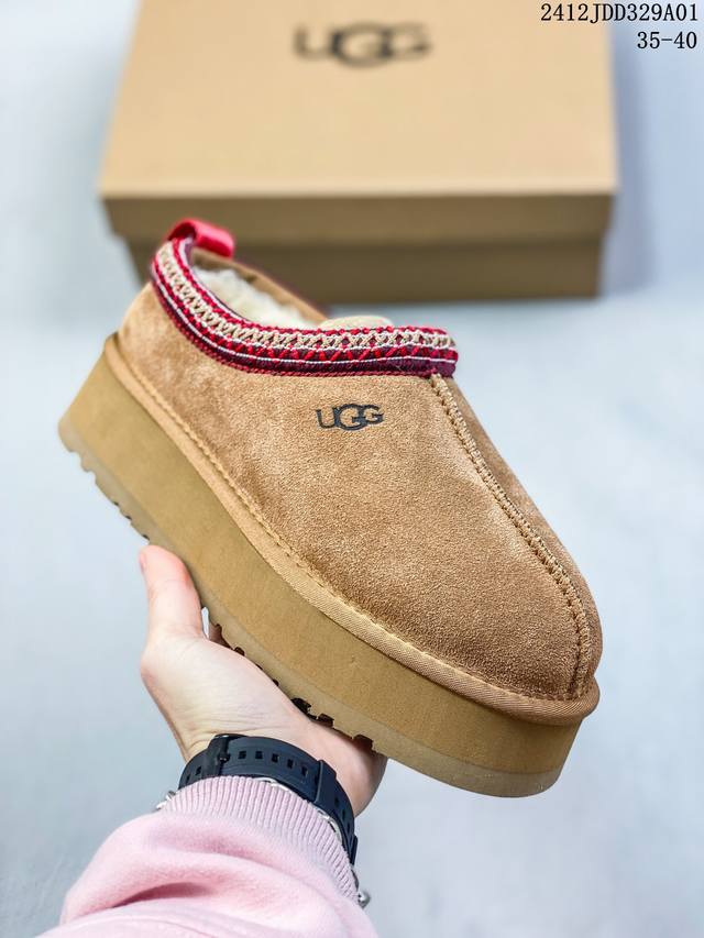 Ugg 雪地靴 女鞋采用翻毛皮鞋面材质，内嵌羊毛毛绒里衬和鞋垫,保暖锁热，内嵌可拆卸植入式羊毛鞋垫，Treadlite轻翼科技外底-优质的防滑,耐磨性,和良好的