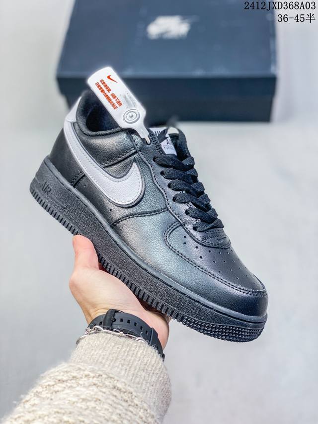 公司级带半码耐克nike Air Force 7 空军一号低帮百搭休闲运动板鞋。柔软、弹性十足的缓震性能和出色的中底设计，横跨复古与现代的外型结合，造就出风靡全