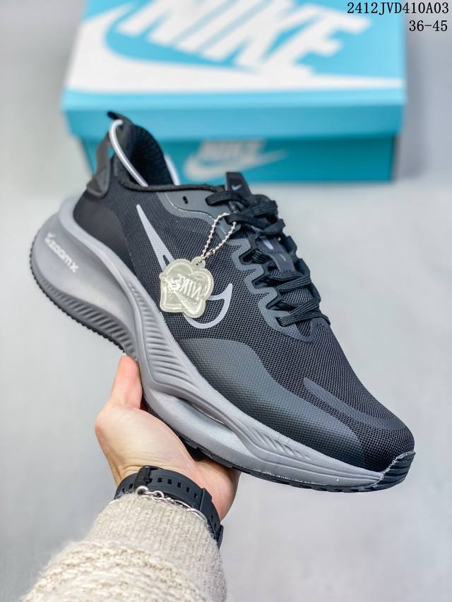 真标nike Air Zoom Winflo 25 网透面气 训跑练步鞋 该鞋款采用改良版网眼布和增加泡棉设计，专为驾驭耐力跑而设计，出色的缓震性能可助力你心无