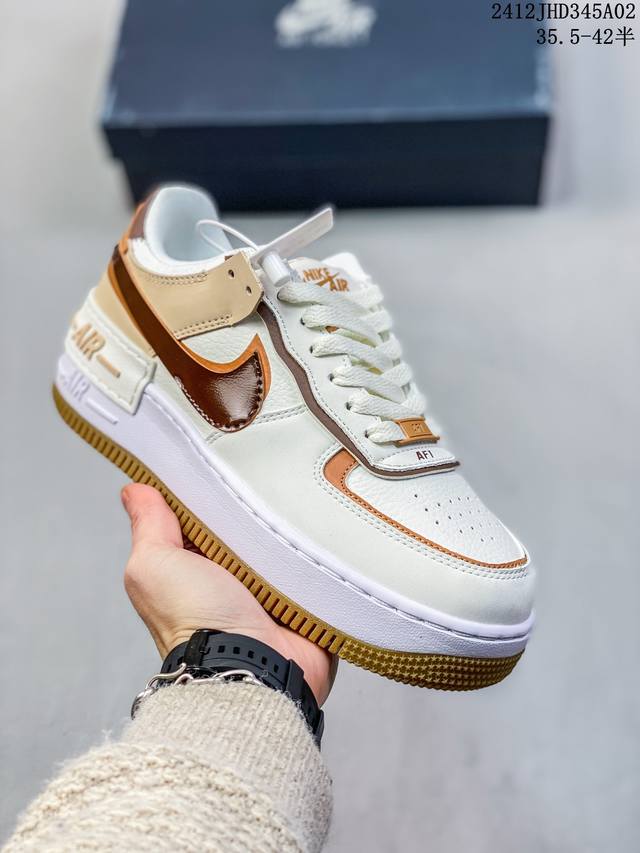 Nike 耐克低帮板鞋 空军一号 Af1马卡龙 Af1厚底增高百搭运动板鞋 Nike Air Force 1 “Shadow” 造型设计上与 Sacai X N