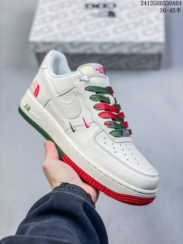 公司级带半码耐克nike Air Force 1‘07 空军一号低帮百搭休闲运动板鞋。柔软、弹性十足的缓震性能和出色的中底设计，横跨复古与现代的外型结合，造就出
