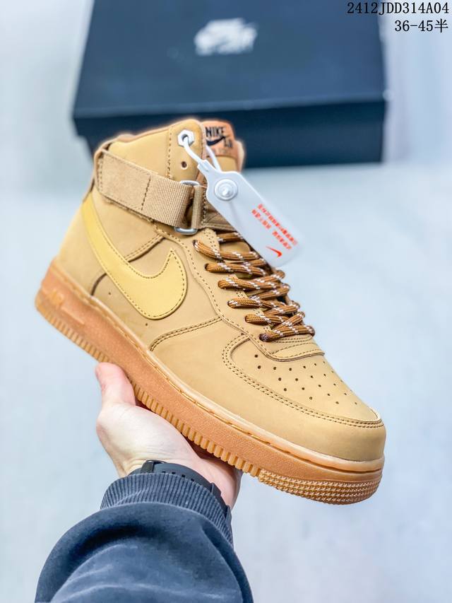 双十二福利特价带半码耐克nike Air Force 7 空军一号低帮百搭休闲运动板鞋。柔软、弹性十足的缓震性能和出色的中底设计，横跨复古与现代的外型结合，造就