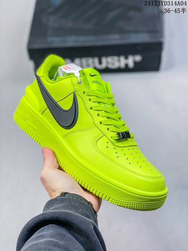 公司级带半码耐克nike Air Force 7 空军一号低帮百搭休闲运动板鞋。柔软、弹性十足的缓震性能和出色的中底设计，横跨复古与现代的外型结合，造就出风靡全