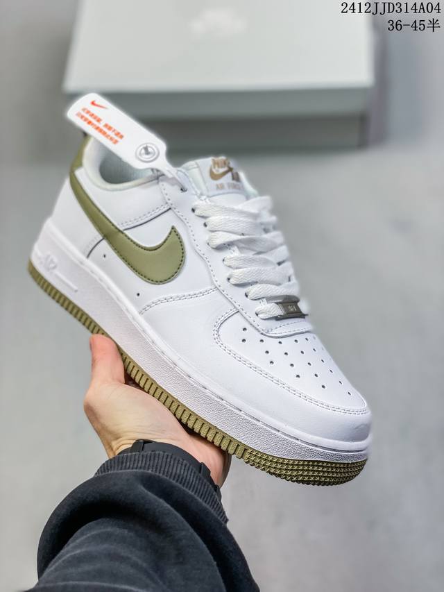 公司级带半码耐克nike Air Force 7 空军一号低帮百搭休闲运动板鞋。柔软、弹性十足的缓震性能和出色的中底设计，横跨复古与现代的外型结合，造就出风靡全