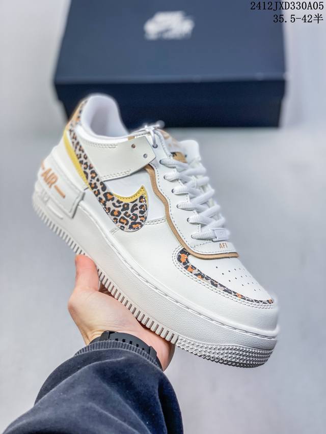 Nike 耐克低帮板鞋 空军一号 Af1马卡龙 Af1厚底增高百搭运动板鞋 Nike Air Force 1 “Shadow” 造型设计上与 Sacai X N