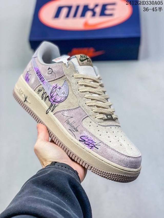 公司级带半码耐克nike Air Force 1‘07 空军一号低帮百搭休闲运动板鞋。柔软、弹性十足的缓震性能和出色的中底设计，横跨复古与现代的外型结合，造就出