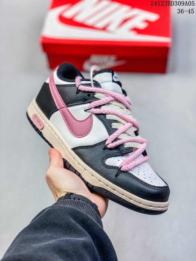 公司级！Futura X Nike Dunk Low Sb联名 解构绑带滑板鞋 这双鞋带系统延续了今年的代表性风格，搭配亮粉色鞋带，保持了 Dunk Sb Lo