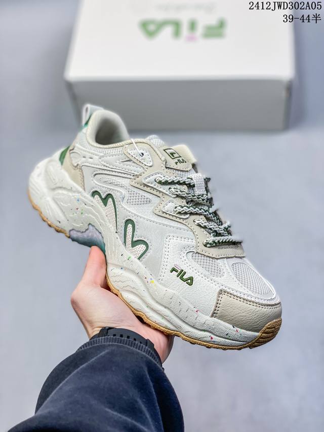 公司级新品发布 Nike Air Zoom Alphafly Next%整体采用前作的设计语言，并且对后者的细节进行升级，马拉松和长距离路跑的性能极限设计而生。