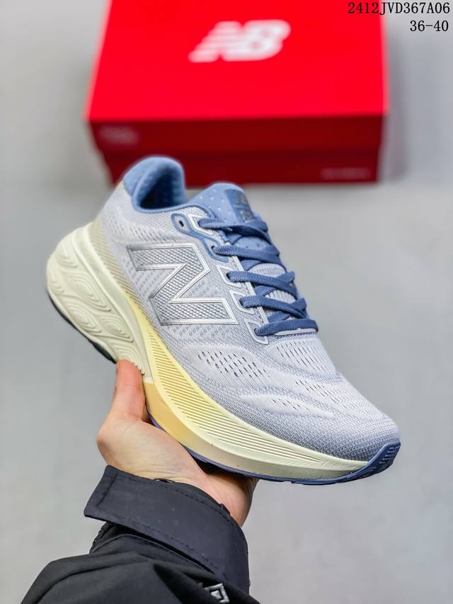New Balance Nb 防滑耐磨低帮跑步鞋 黑白，拼接鞋面赋予双足出色的舒适感与酷爽体验。外观设计穿着简易，轻松灵活，能使双足无比轻盈，耐磨材质耐磨性强，
