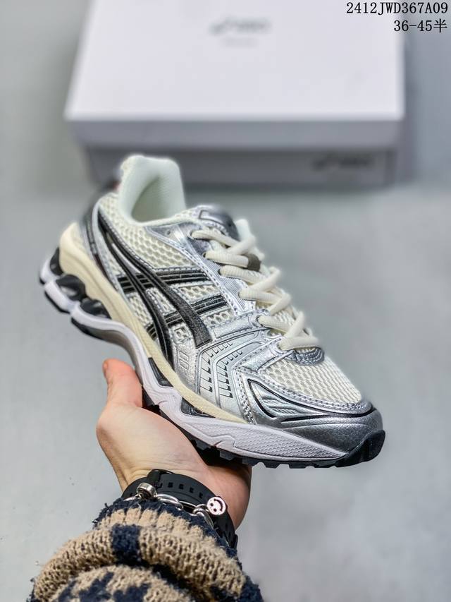 Jjjjound X Asics Gel Kayano 14黑色搭配让整鞋兼具复古气息和未来感，更有别样的视觉效果。鞋面材质方面，两款鞋采用网布和热熔材质相拼接
