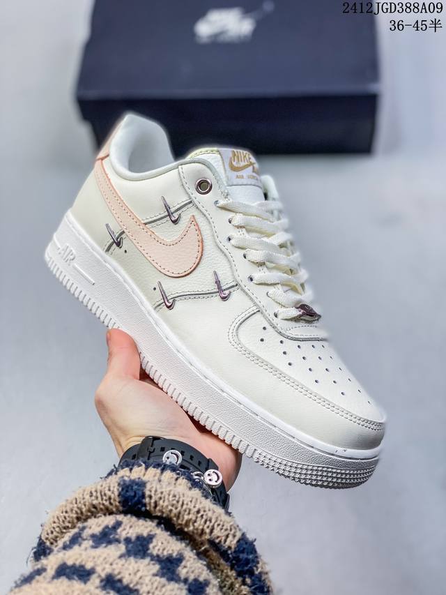 真标带半码耐克nike Air Force 7 空军一号低帮百搭休闲运动板鞋。柔软、弹性十足的缓震性能和出色的中底设计，横跨复古与现代的外型结合，造就出风靡全球