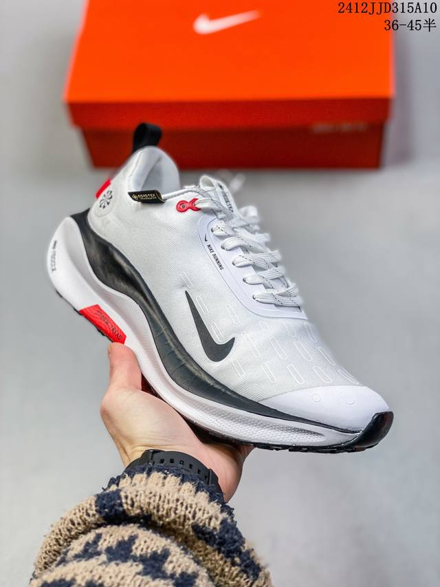 独家实拍 Nike Reactx Infinity Run 4 马拉松 轻量鞋面搭配位于足弓处的全新板带设计，细致包裹双脚，为nike飞马带来更稳固可靠的贴合感