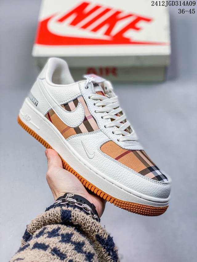 真标带半码耐克nike Air Force 7 空军一号低帮百搭休闲运动板鞋。柔软、弹性十足的缓震性能和出色的中底设计，横跨复古与现代的外型结合，造就出风靡全球
