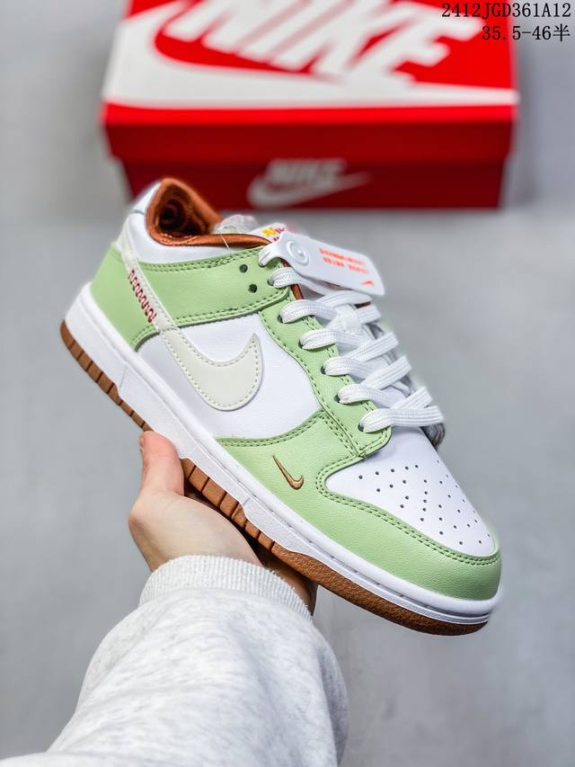 耐克 Nike Dunk Low Gs，“Year Of The Snake”舒适男女同款运动防滑耐磨，绿色蛇年限定 2025 尽情迈步，彰显个性风采。采用柔软