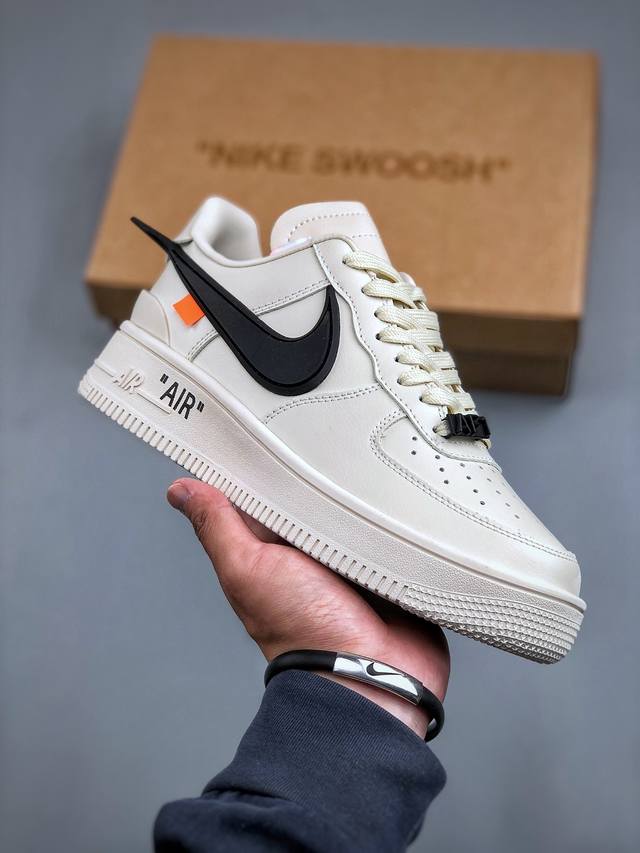 Off-White X Nike Air Force 1 Ow联名空军一号 米白黑配色 鞋款延续了此次联名的设计风格，整体以米白色为主调，鞋身内侧同样印有大面积