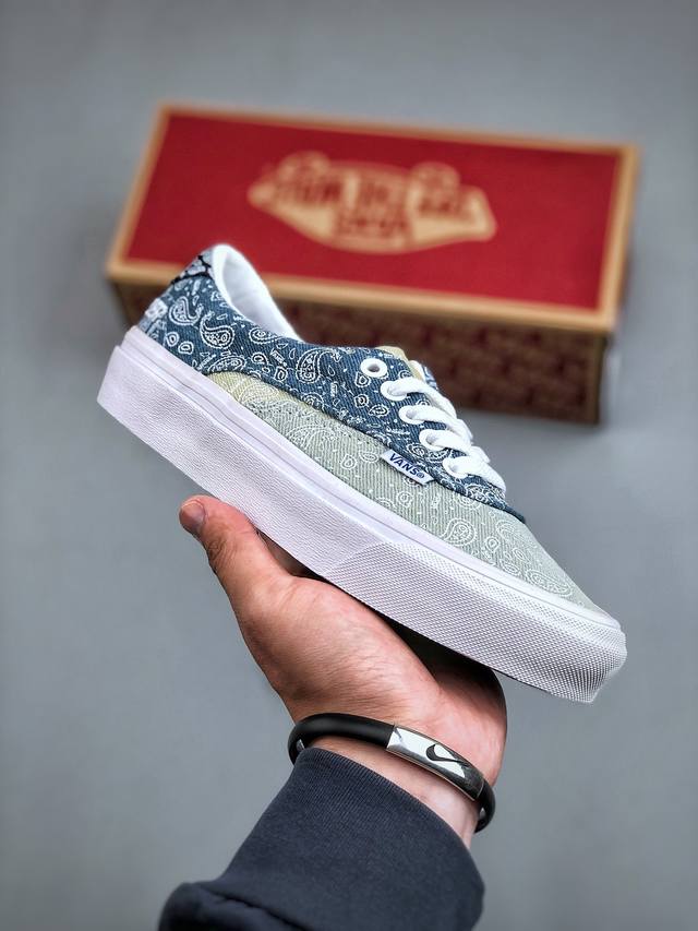 潮人必备的腰果花球鞋又来啦！！！还得是vans 白蓝牛仔丹宁搭配佩斯利花纹图案，这颜值谁不心动，鞋身由深蓝搭配浅蓝拼接呈现 辅以米黄点缀细节 颜值耐打 非常适合