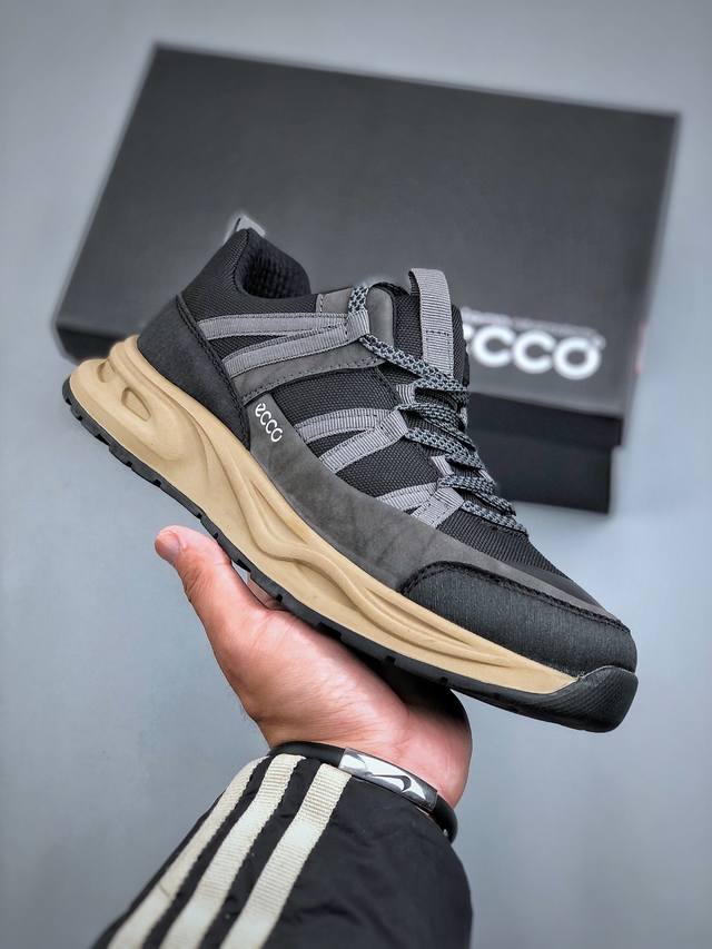 Ecco 爱步 经典和现代工艺品质融合 精选小牛皮面料 百搭休闲老爹鞋 舒适性相当不错 版型楦型非常到位上脚 专柜热销款 独有鞋型设计 特有logo车边 特别有