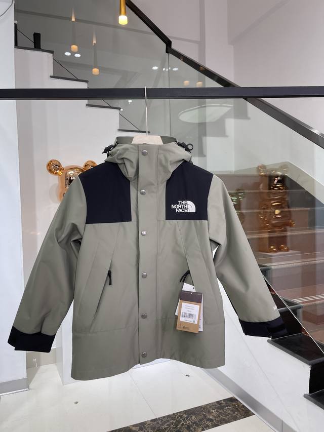 顶级版本，随意对比』 The North Face 北面 经典1990款户外冲锋衣 儿童版 -抹茶绿 尺码: 110～160 最新版面料，全网独家首发！ 材料清