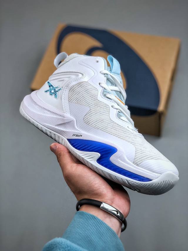 Asics Nova Surge 3 亚瑟士中帮实战篮球鞋 织物网眼鞋面 下层密布透气孔 热熔材料对鞋头进行加固 共计7组鞋带孔 前4对鞋带孔添加tu材质加固